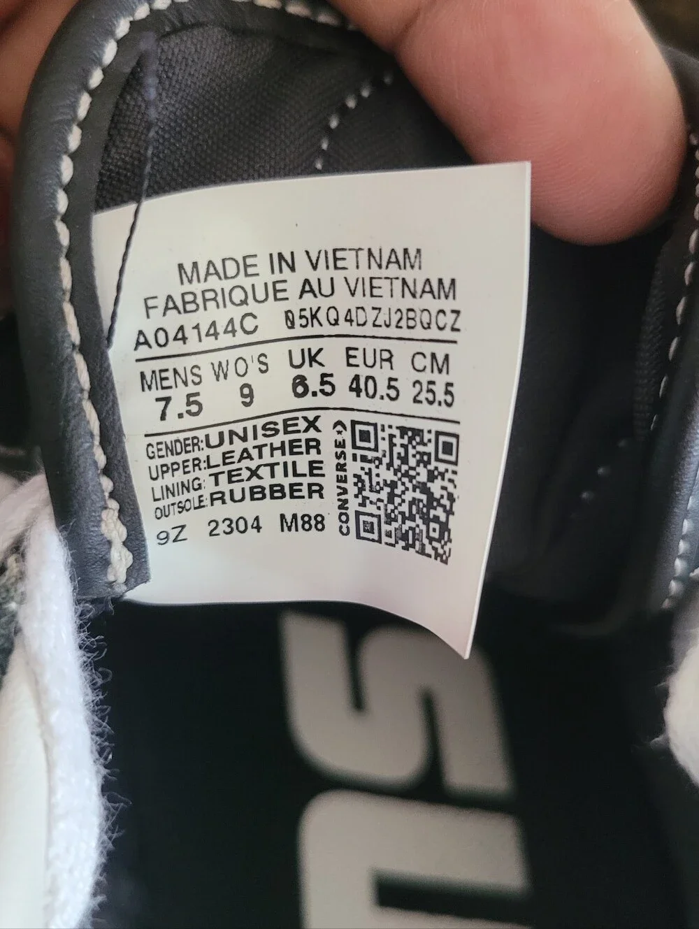 Converse Unisex Black and White Low-Top Sneakers - Picture 2 of 8